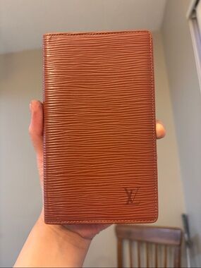 Louis Vuitton Chestnut Epi Leather long bifold Wallet in excellent condition
